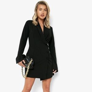 Boohoo FLARED SLEEVE WRAP OVER BLAZER DRESS